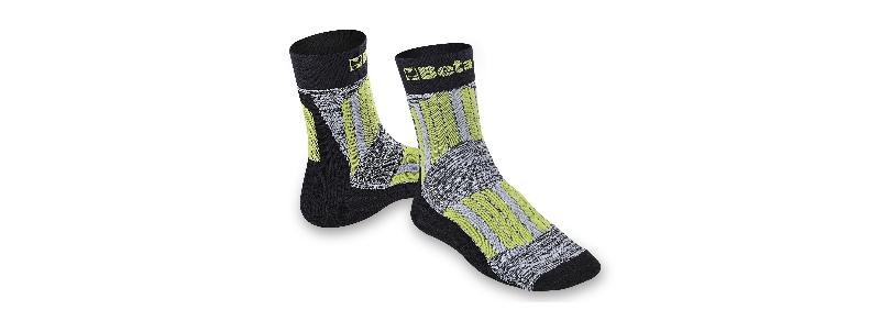 7427 - Maxi sneaker socks with protective, breathable inserts on shinbone and instep areas.