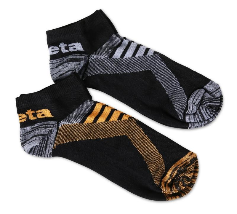 7431P - Two pairs of sneaker socks with breathable texture inserts One pair in black/orange colour and one pair in black/grey colour
